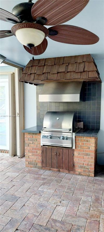 18921 W Oakmont Dr , Hialeah, FL 33015 Photo