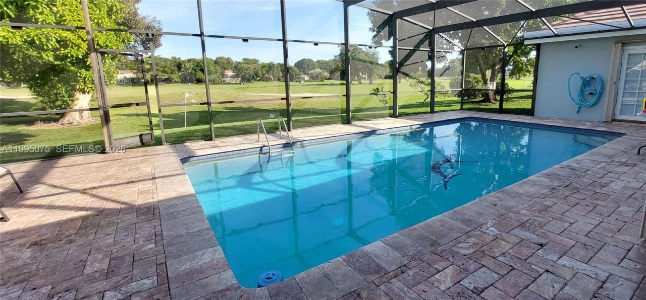 18921 W Oakmont Dr , Hialeah, FL 33015 Photo