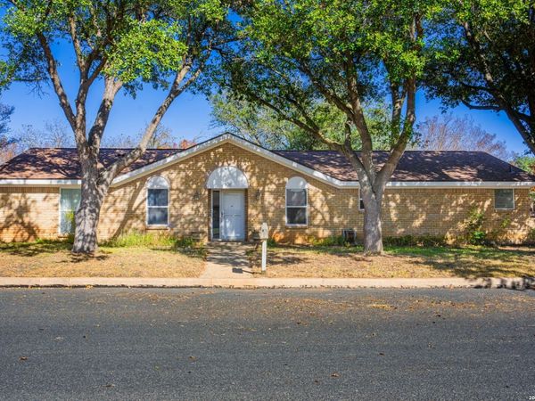 106 Seamoor, Fredericksburg, TX 78624