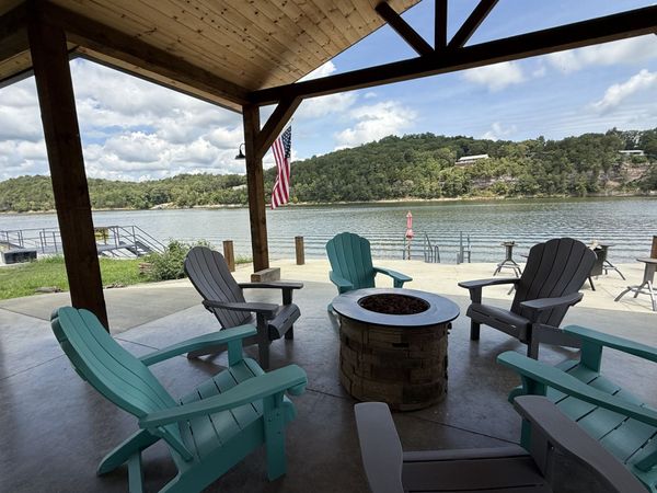 188 S River Front Dr , Clifton, TN 38425