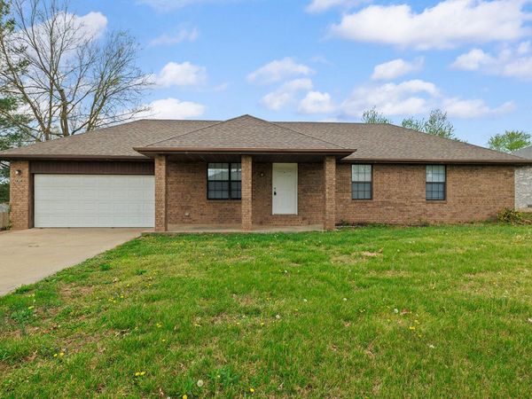 707 S Poplar Street, Nixa, MO 65714