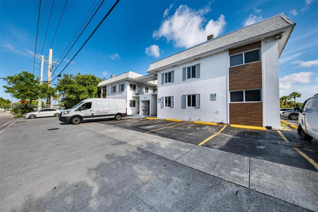 1960 NE 161st St , Unit 105, North Miami Beach, FL 33162 Photo