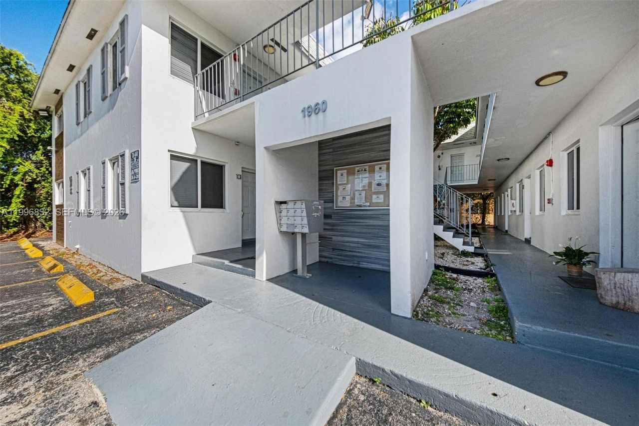 1960 NE 161st St , Unit 105, North Miami Beach, FL 33162 Photo