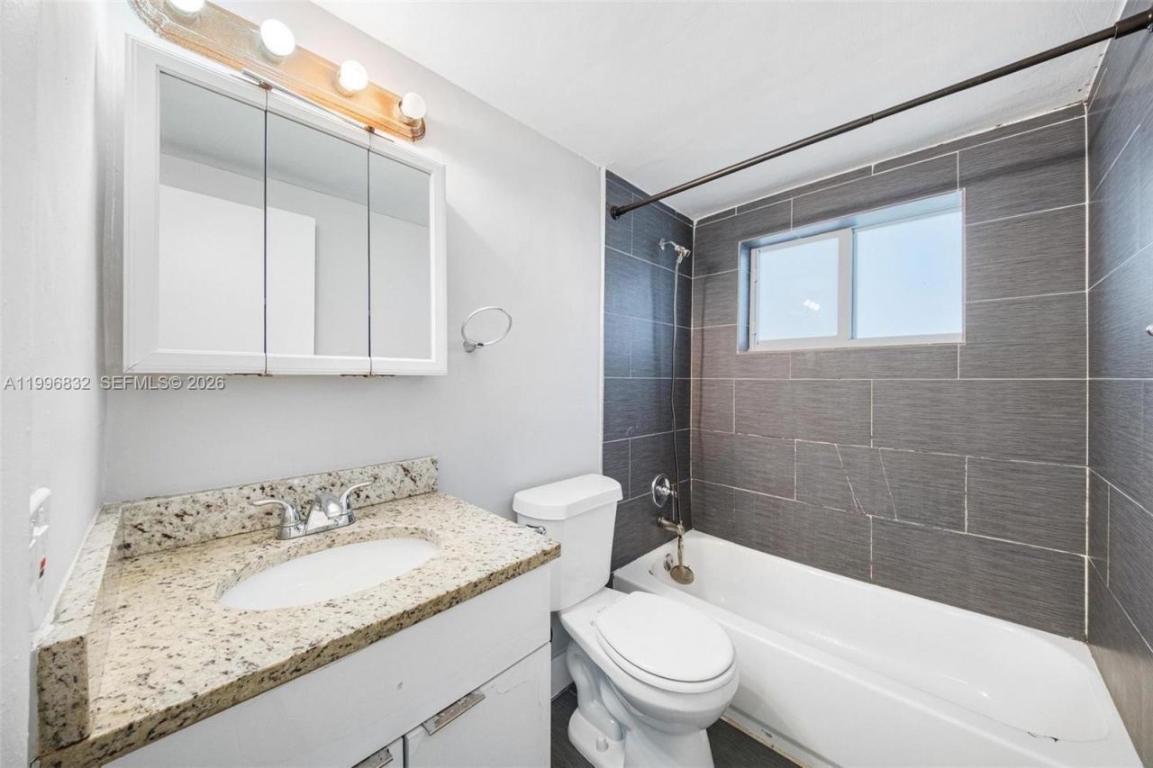 1960 NE 161st St , Unit 105, North Miami Beach, FL 33162 Photo