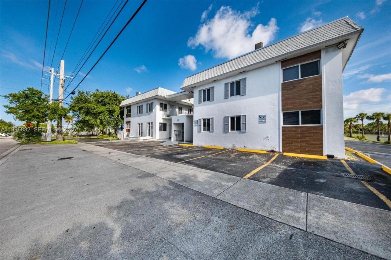 1960 NE 161st St , Unit 105, North Miami Beach, FL 33162 Photo