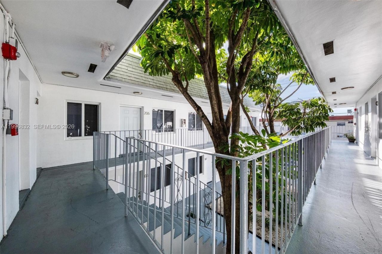 1960 NE 161st St , Unit 105, North Miami Beach, FL 33162 Photo