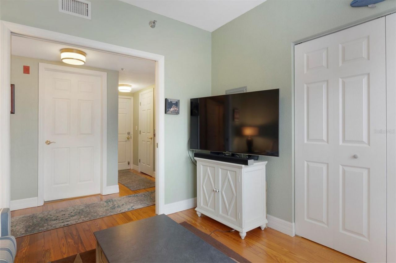 219 4th Avenue N, Unit 202, Saint Petersburg, FL 33701 Photo