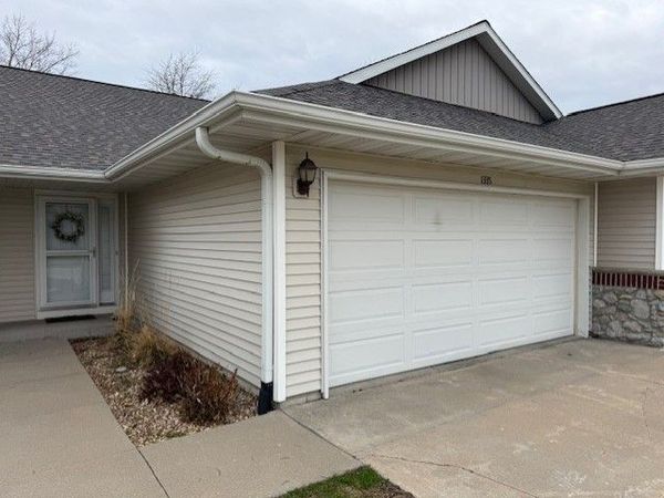 1335 Crescent View NE, Cedar Rapids, IA 52402