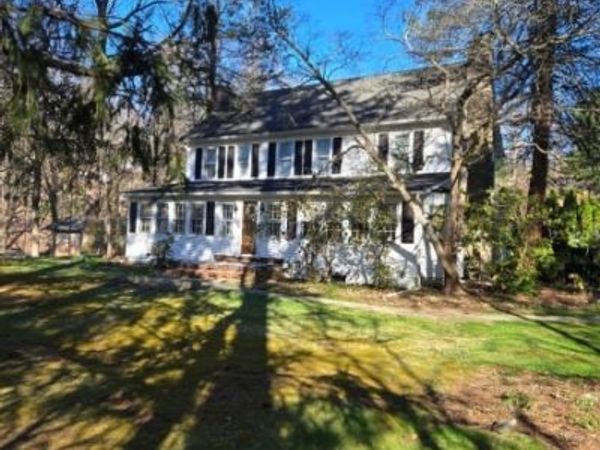 1 Pioneer Trl, Jefferson, NJ 07438