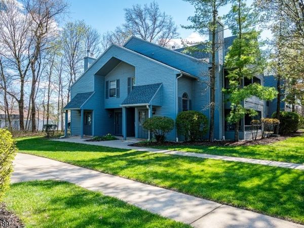 502 Woodhaven Dr, Edison, NJ 08817