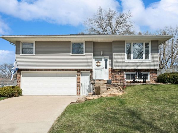 5655 Sun Valley Drive, Asbury, IA 52002