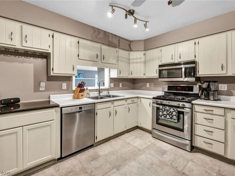 5862 Gareau Drive, North Olmsted, OH 44070 Photo 10