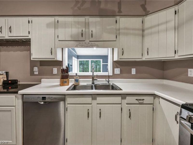 5862 Gareau Drive, North Olmsted, OH 44070 Photo 11