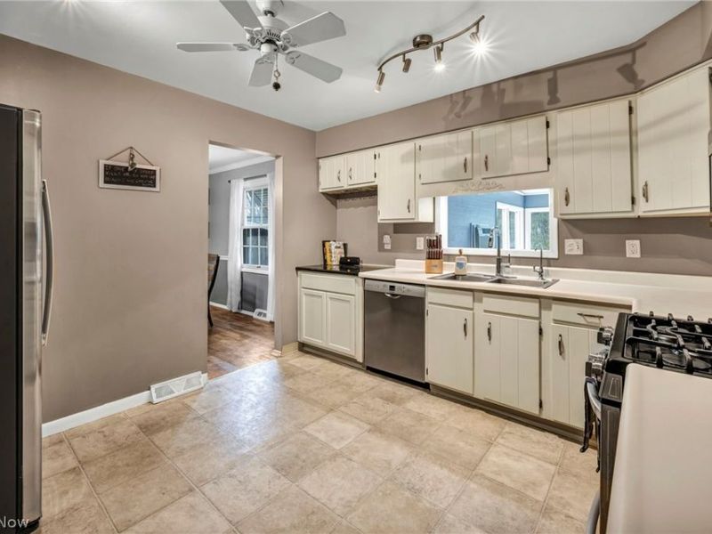 5862 Gareau Drive, North Olmsted, OH 44070 Photo 14