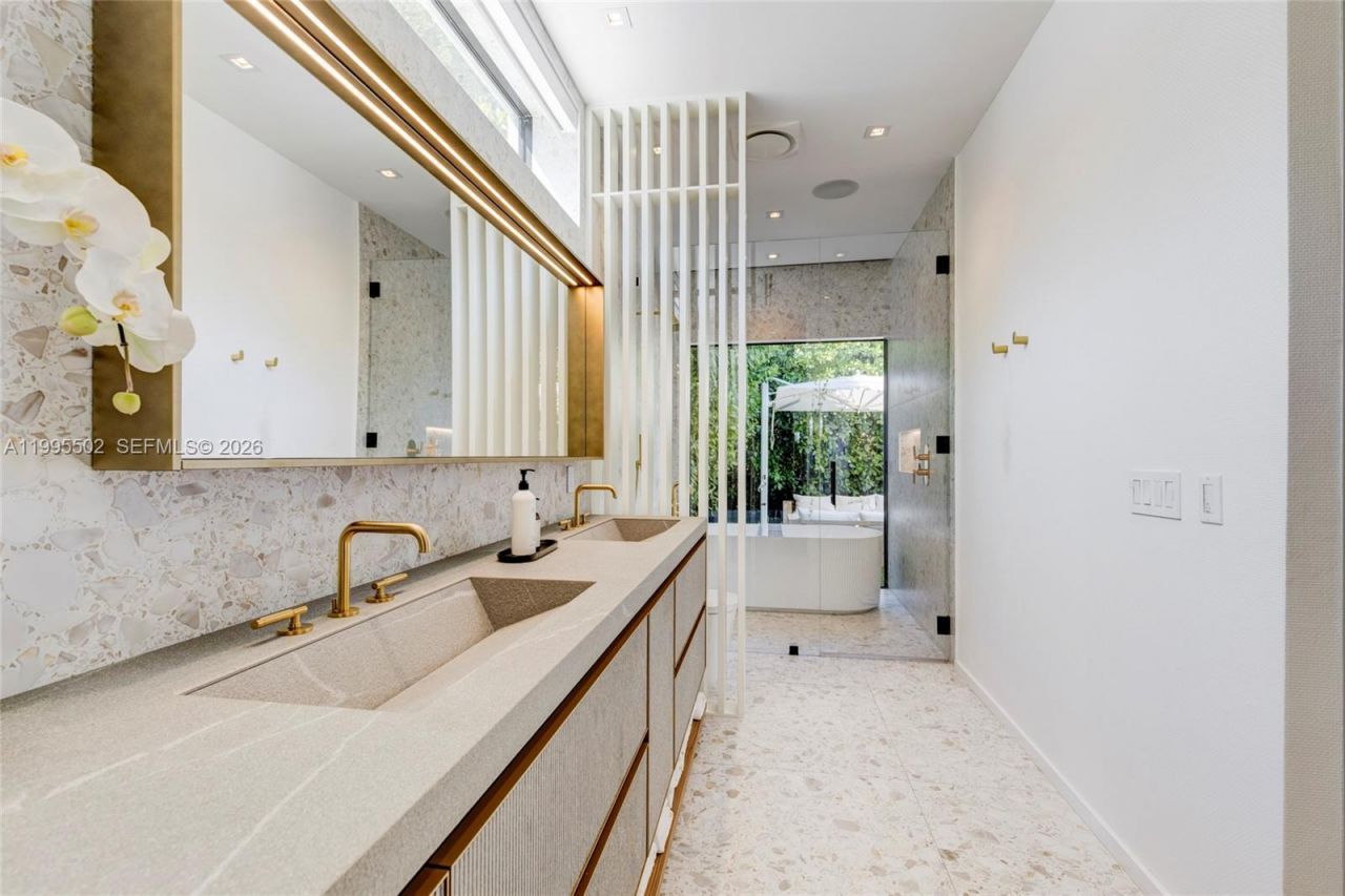 6449 SW 56th St , South Miami, FL 33155 Photo