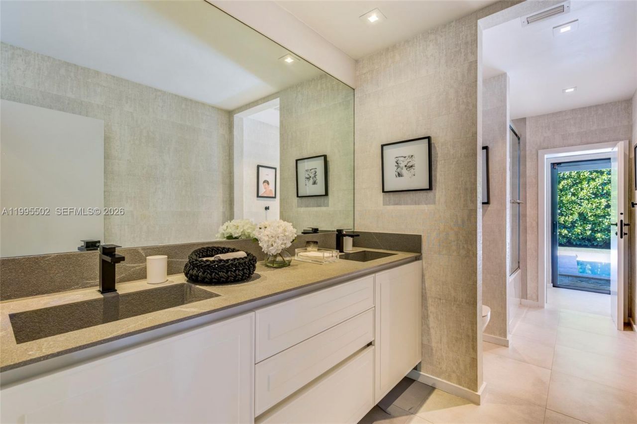 6449 SW 56th St , South Miami, FL 33155 Photo