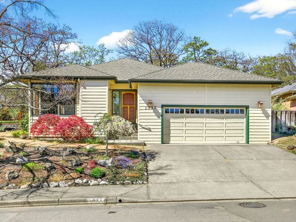 1027 Oak Knoll Drive, Ashland, OR 97520