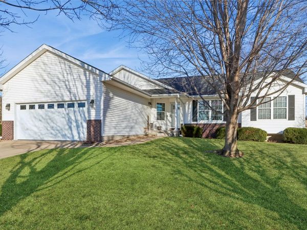 1260 Sunrise Dr , Ely, IA 52227