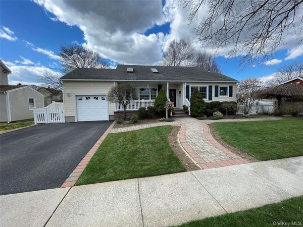 16 W Oak Street , Farmingdale, NY 11735