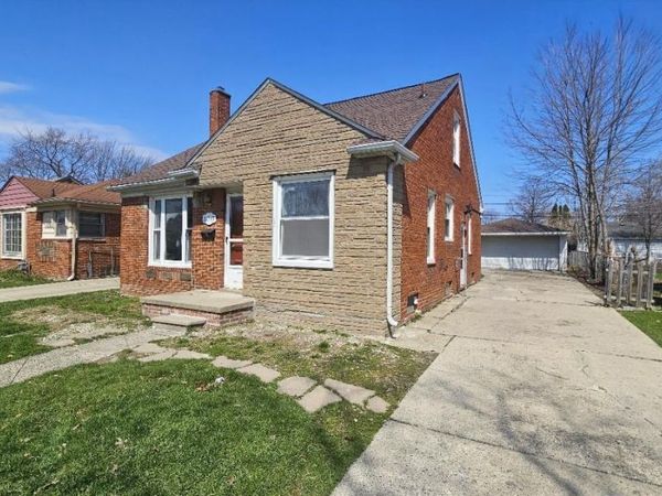 21345 Newcastle Road, Harper Woods, MI 48225