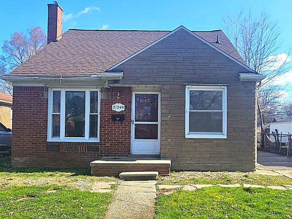 21345 Newcastle Road, Harper Woods, MI 48225