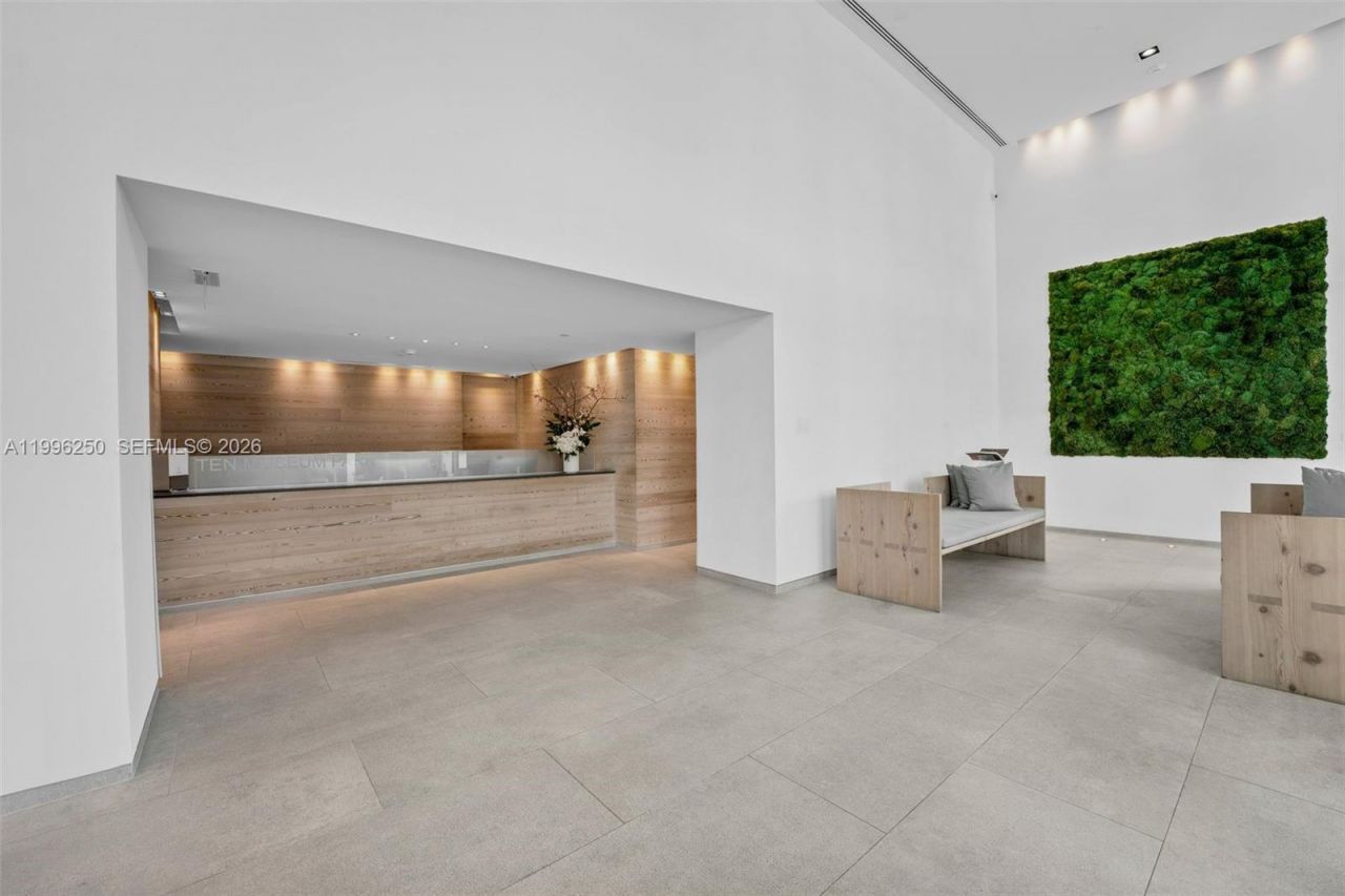 1040 Biscayne Blvd , Unit 3304, Miami, FL 33132 Photo