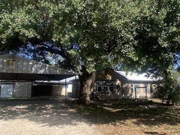 214 S Hackberry Avenue , Luling, TX 78648