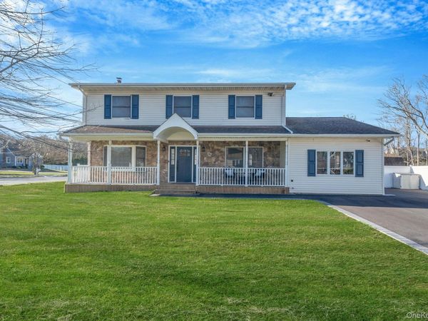 528 Mollie Boulevard , Holbrook, NY 11741