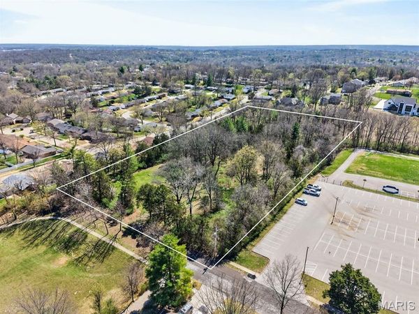 1400 Flora Del Drive, Fenton, MO 63026
