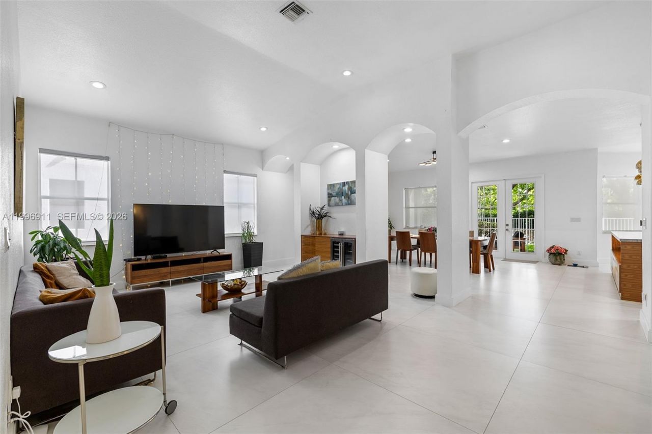 3870 E Hibiscus St, Weston, FL 33332 Photo