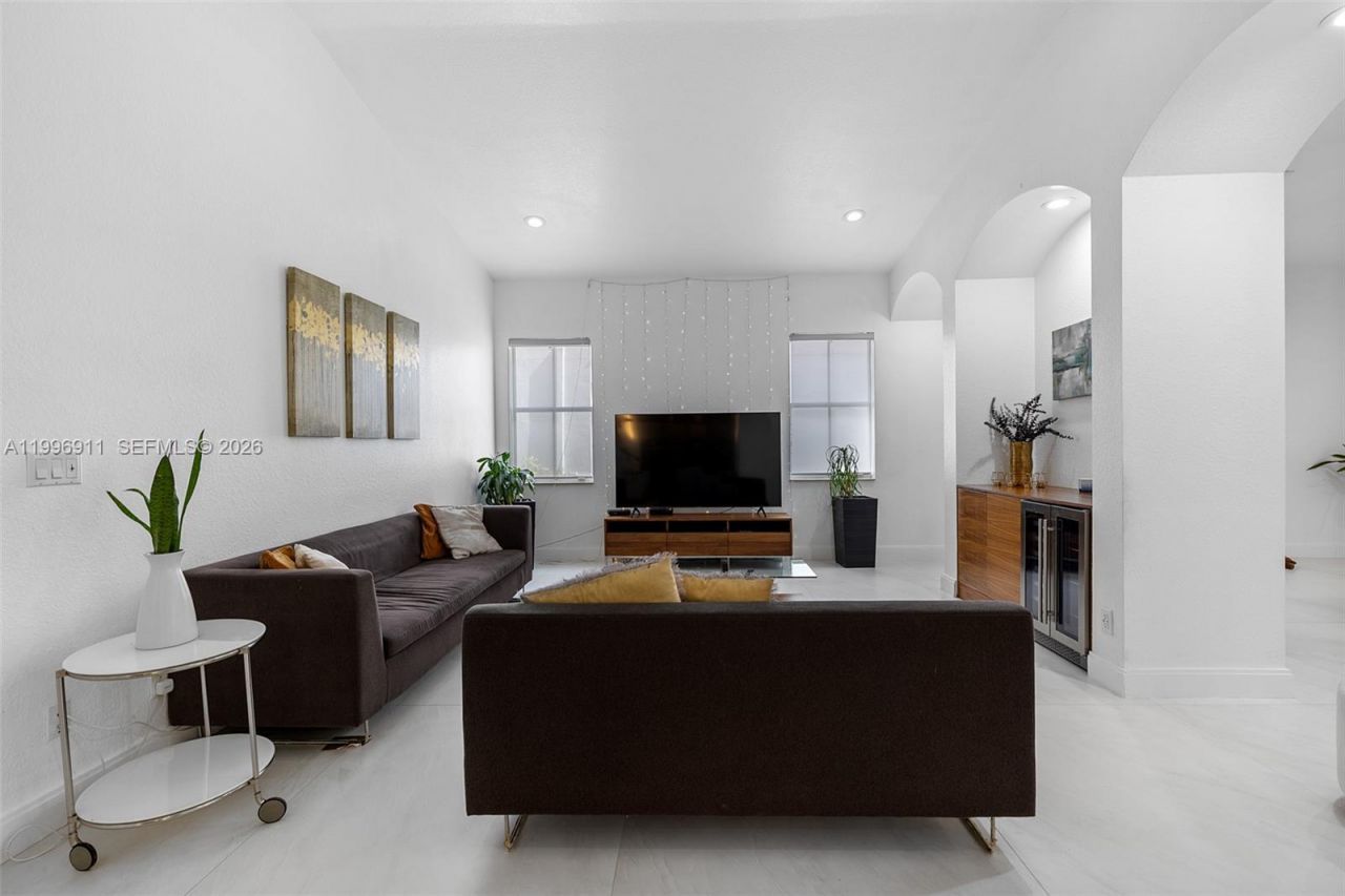 3870 E Hibiscus St, Weston, FL 33332 Photo