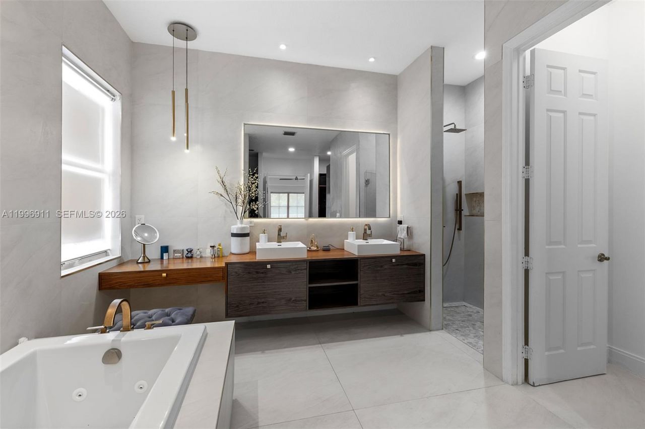 3870 E Hibiscus St, Weston, FL 33332 Photo