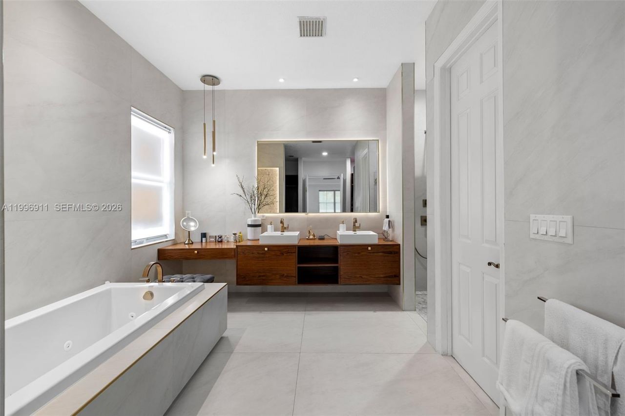 3870 E Hibiscus St, Weston, FL 33332 Photo