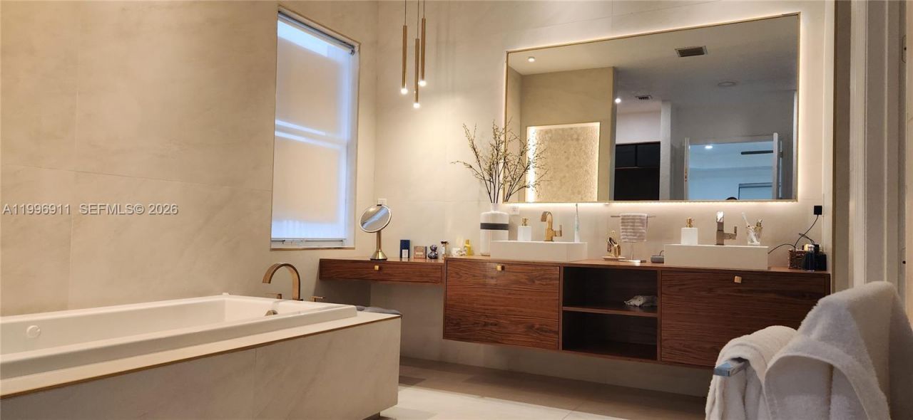 3870 E Hibiscus St, Weston, FL 33332 Photo