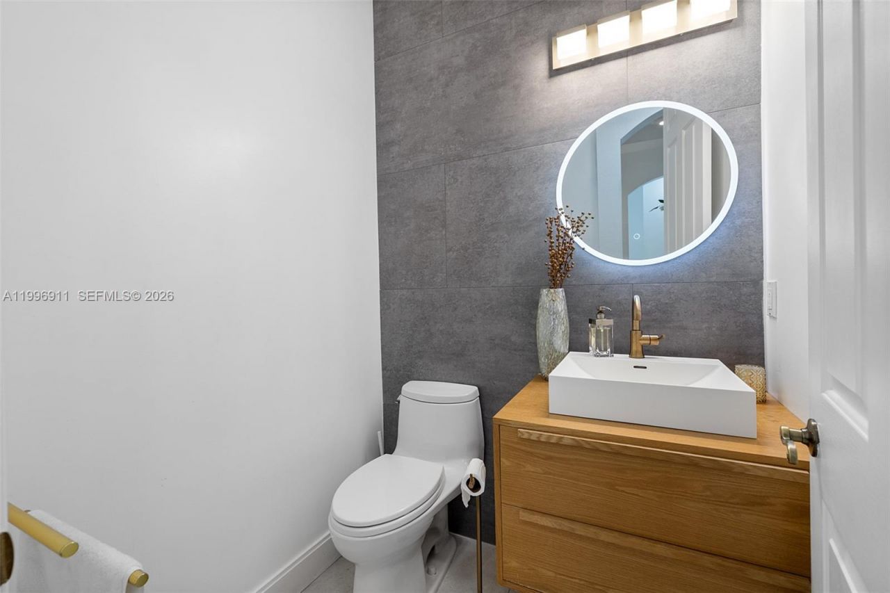 3870 E Hibiscus St, Weston, FL 33332 Photo