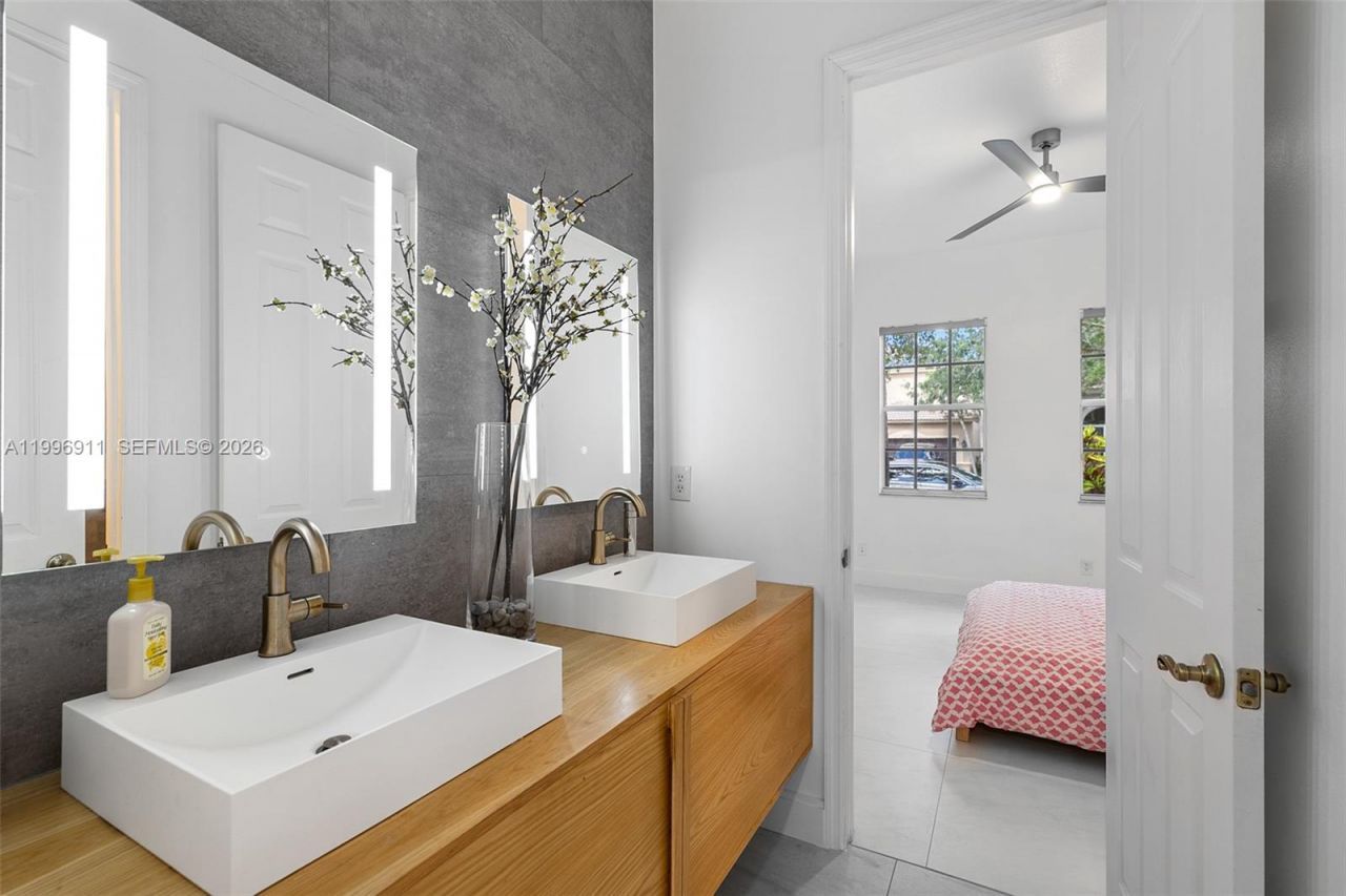 3870 E Hibiscus St, Weston, FL 33332 Photo