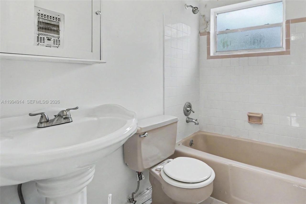 1300 N 12th Ct, Unit 6A, Hollywood, FL 33019 Photo