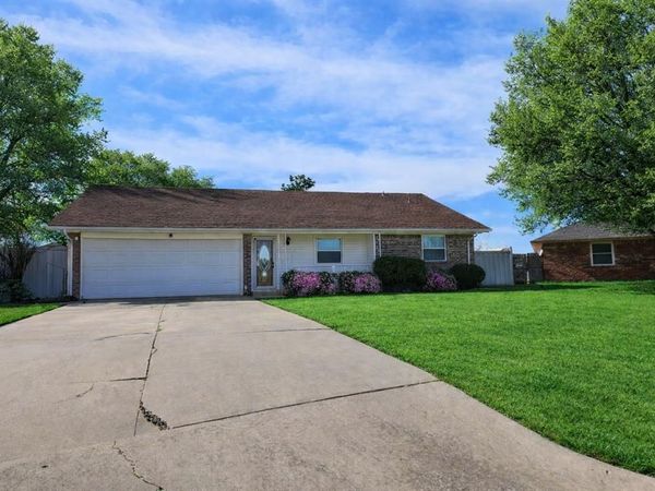 508 Saint Charles Circle, Moore, OK 73160