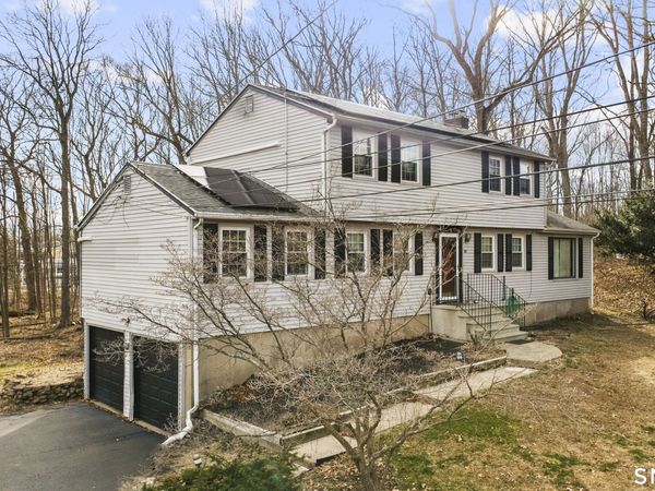31 Coach, North Haven, CT 06473