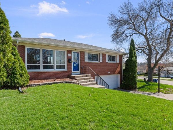 1325 Hillside Drive , Bettendorf, IA 52722