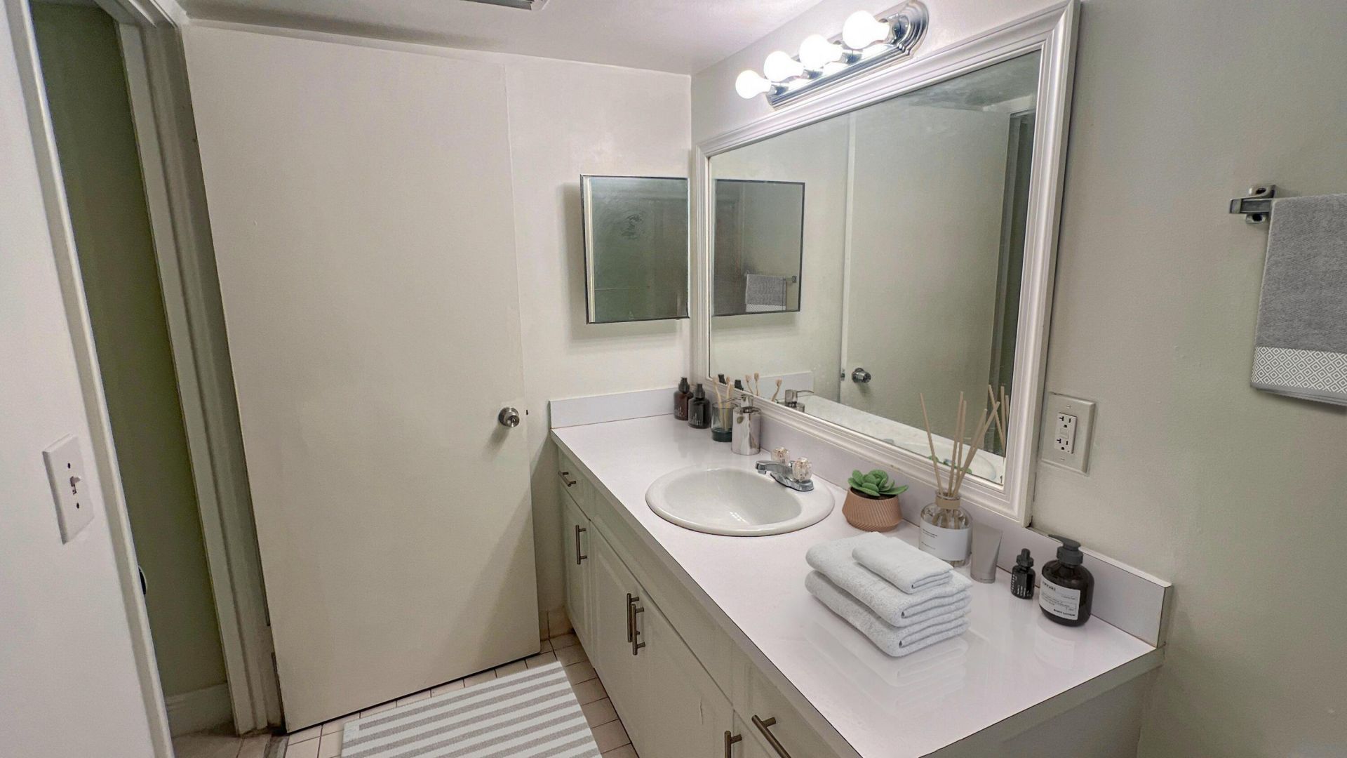 8343 Lake Drive, Unit 207, Doral, FL 33166 Photo
