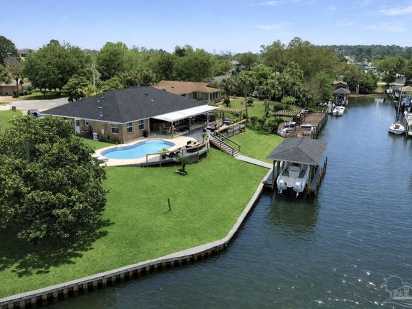 1047 Aquamarine Dr, Gulf Breeze, FL 32563