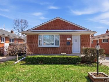 8460 Nightingale Street , Dearborn Heights, MI 48127