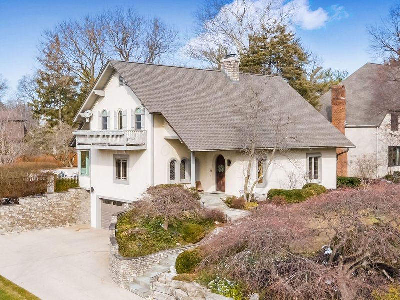 2484 Danvers Court, Columbus, OH 43220 Photo 2