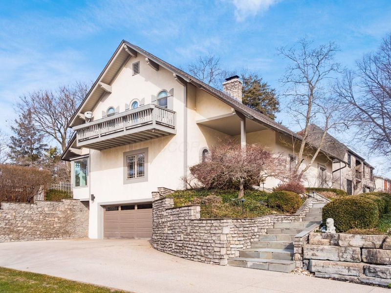 2484 Danvers Court, Columbus, OH 43220 Photo 3