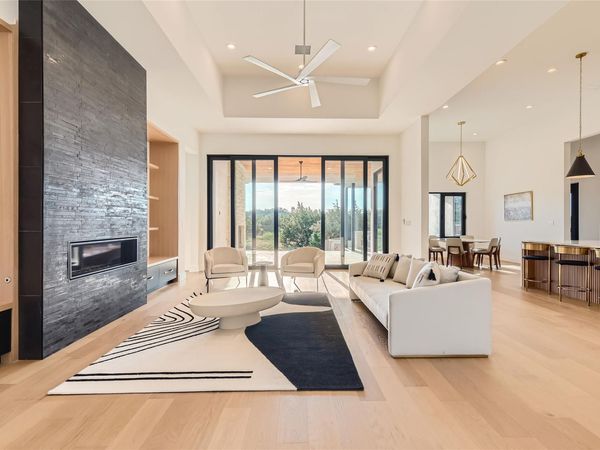 8701 Rollins DR, Austin, TX 78738