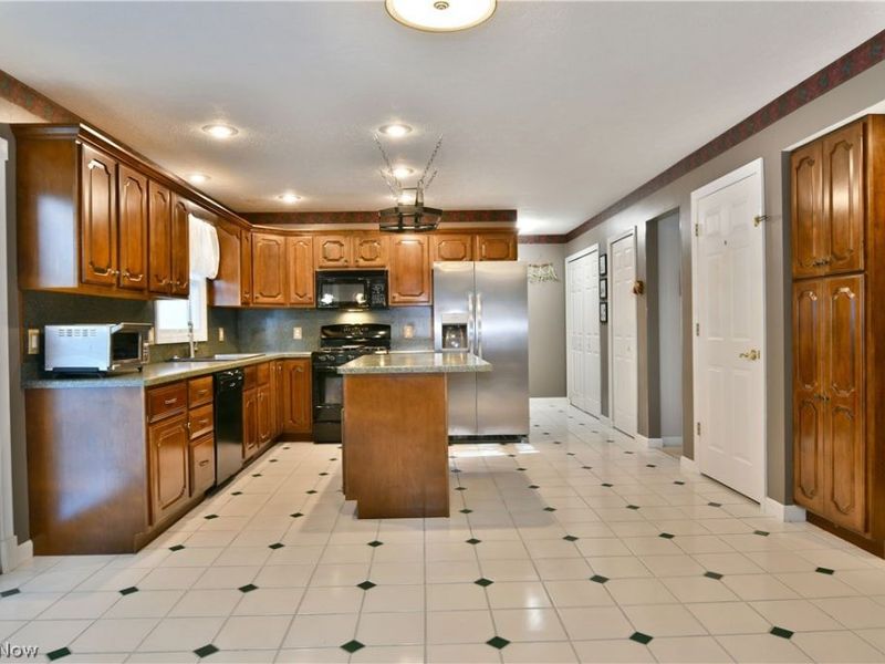 19 Spring Creek Drive, Cortland, OH 44410 Photo 12