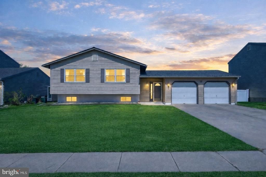 12 Radka Drive, Newark, DE 19702 Main Photo