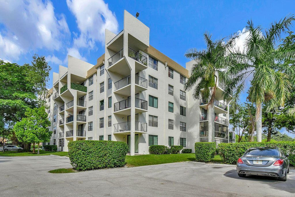 6190 Woodlands Boulevard, Unit 311, Tamarac, FL 33319 Photo