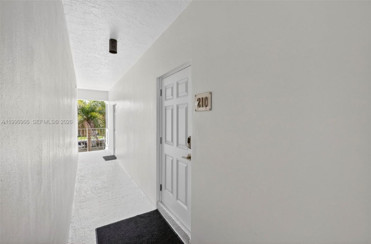 3050 NE 48th St, Unit 210, Fort Lauderdale, FL 33308 Photo